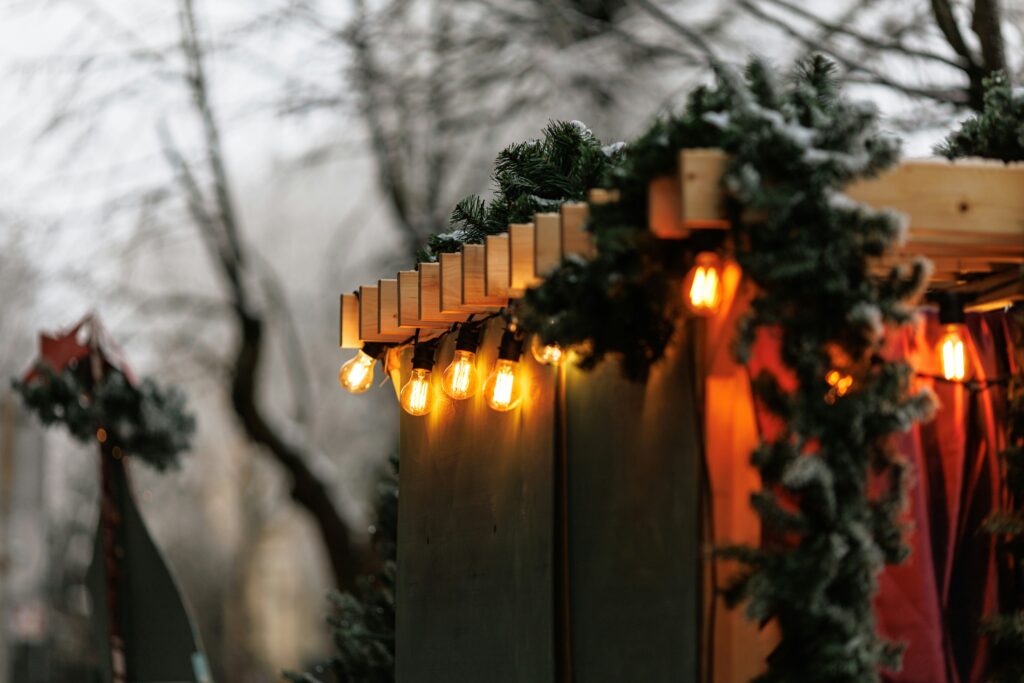 a bunch of lights that are on a pole